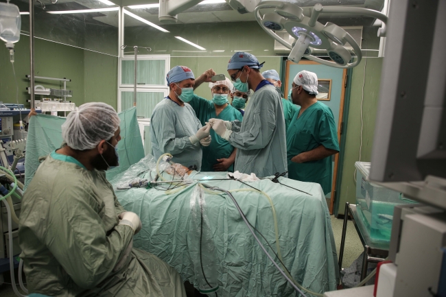 Yeryüzü Doktorları heyeti Gazze'de ameliyatlara girmeye başladı